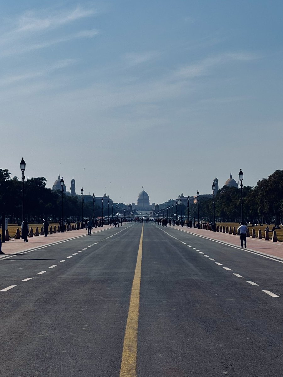 JaswantPrajapti's tweet photo. 2 km — a silhouette on the skyline.
1.5 km — history gains detail.
1 km — the dome commands attention.
500 m — standing before the pride of a nation. 🇮🇳

Distance changed. The emotion didn’t.

#RashtrapatiBhavan #KartavyaPath #NewDelhi #PrideOfIndia #IndiaOnX https://t.co/f3ietoH28B