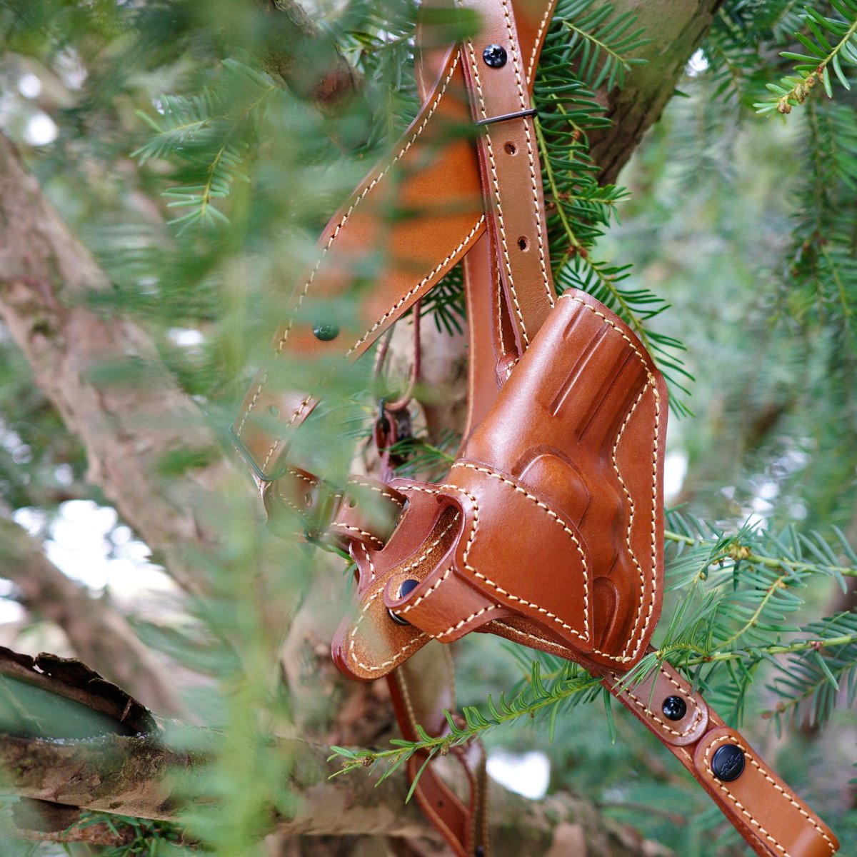 Do you carry heavier firearms or spend long hours on the road and don’t want to sacrifice comfort? Check out our D635 Dayton – Timeless Horizontal Shoulder Holster with Counterbalance.