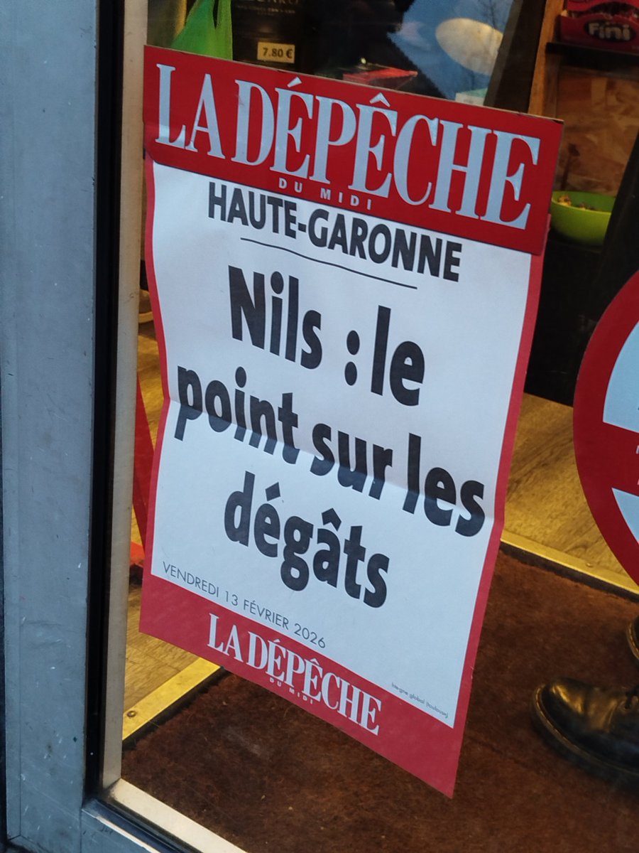 Elle en fait vraiment des caisses avec son appareil photo