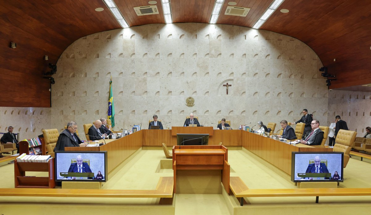 eixopolitico's tweet photo. 🇧🇷 ATENÇÃO: Ministros do STF acreditam que Dias Toffoli gravou a sessão secreta realizada ontem, na Corte, que decidiu pela saída dele da relatoria do caso Master. Ele nega.

De acordo com a jornalista Monica Bergamo, da Folha, a suspeita surgiu após uma reportagem do site Poder360 ter reproduzido de forma literal diversas falas. Ministros estão perplexos.