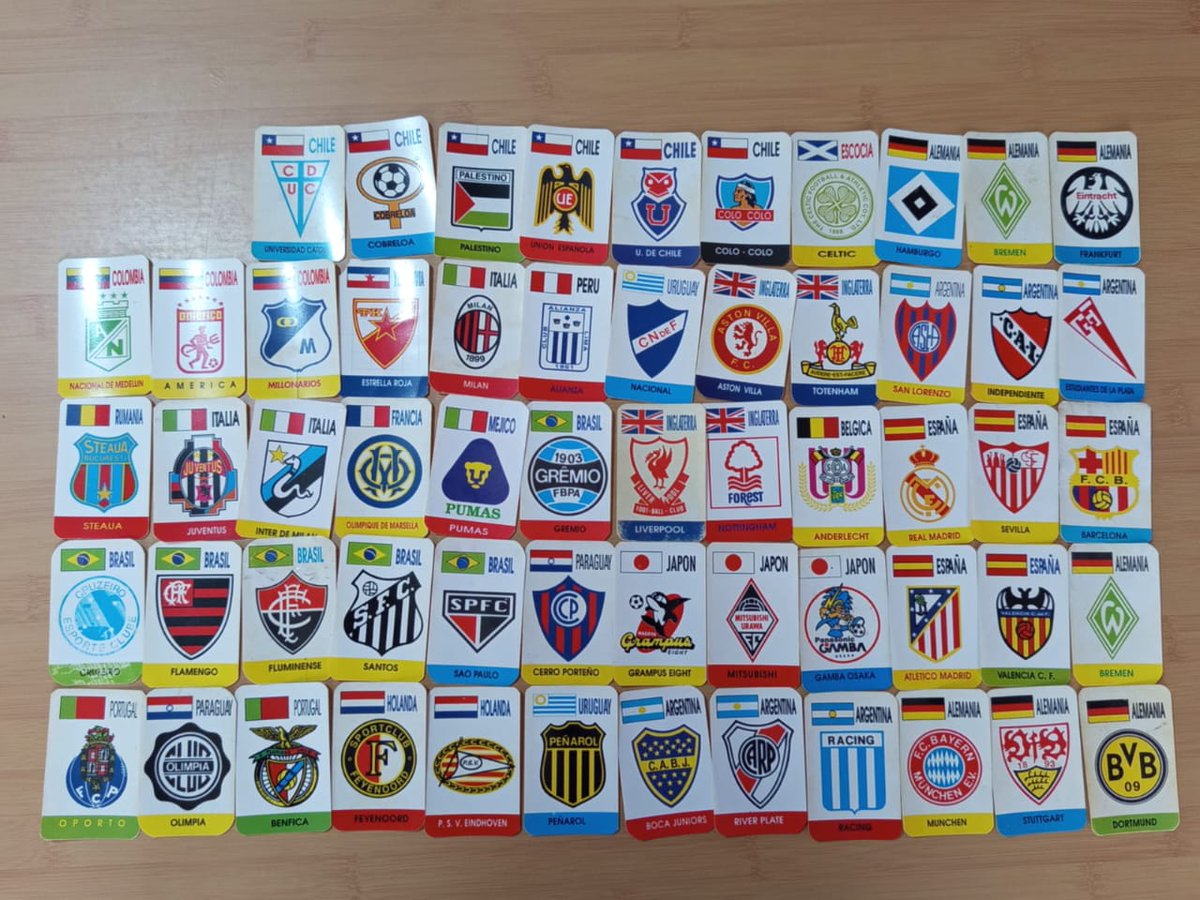 LuarteCarlos's tweet photo. @pelotazo Hola Jorge, por acá tuve que desempolvar mi colección. Que manera de comer esos galletones sólo por las tarjetas jajaja. Las repetidas se cambiaban en recreo. https://t.co/ZH6WAVJ7tb