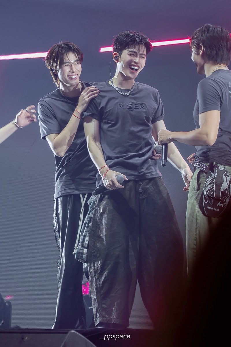 เขินทั้งหมด ด้ายแดงด้วย😳

JASPER KINDLED FIRSTRISE
PHUWIN RISING RISERCON

#RISERCONCERTD1