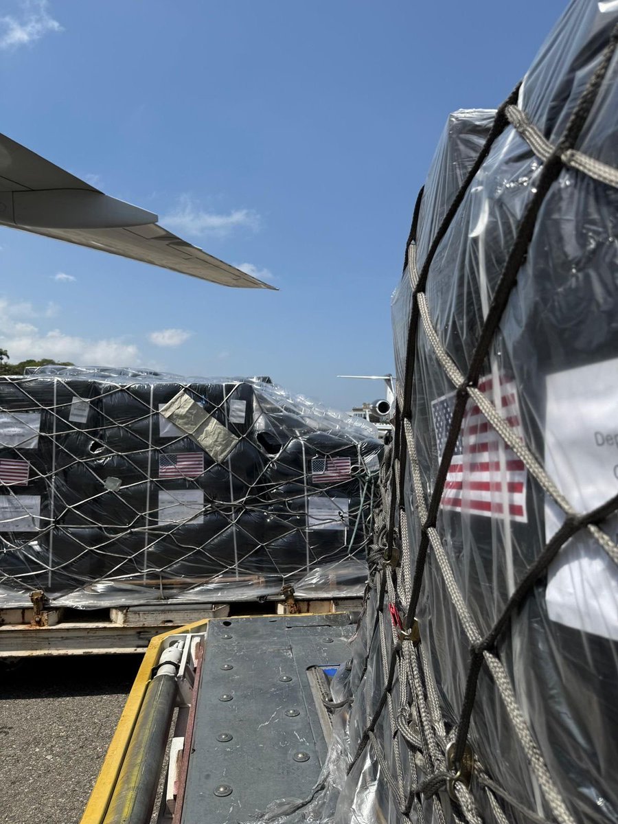 #URGENTE Llega a Venezuela el primer avion con mas de 6.000 kilos de medicamentos directo desde EEUU.

Embajada EEUU en Vzla: "Hoy facilitamos la entrega de más de 6.000 kilos de medicamentos para apoyar la recuperación del pueblo venezolano".