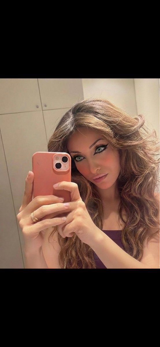 priscilapuente's tweet photo. @BoyOfAnahi A gente que cresceu com a Anahí, sabe bem disso! O poder do olho marcado e o cabelão https://t.co/WSAnfQU095