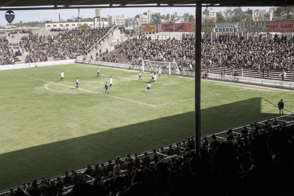 Fotografía restaurada y coloreada de un partido del Valencia CF en el Camp de Mestalla en 1941 🦇