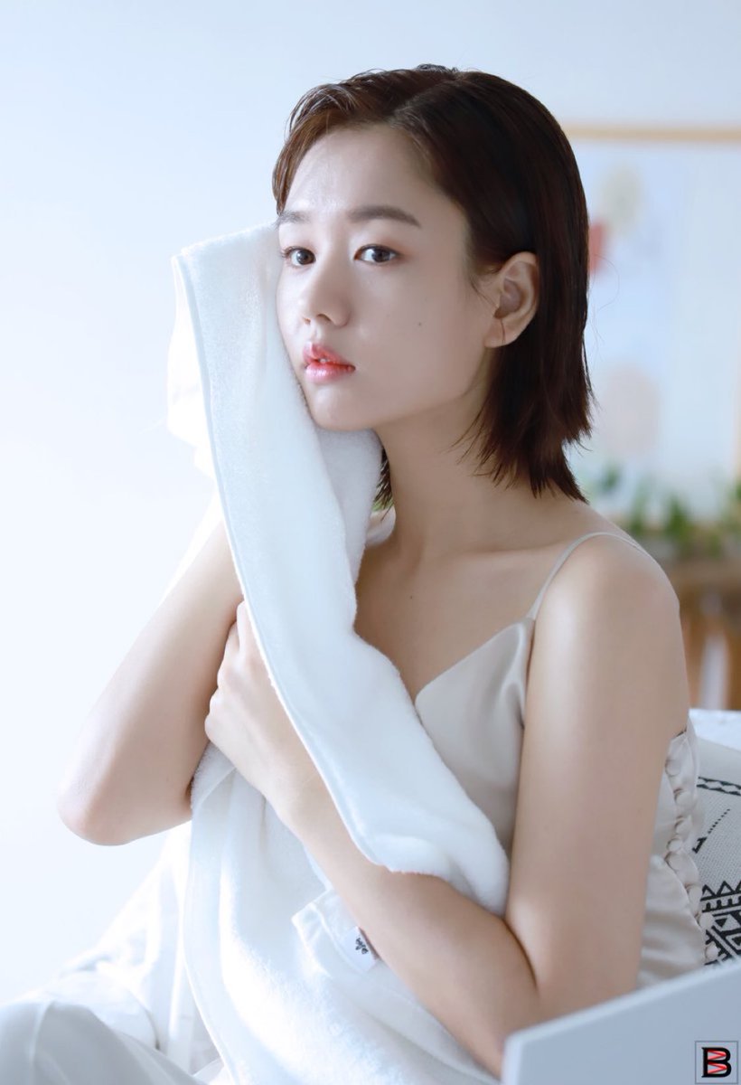 " I think I pursue a more comfortable type of love." - Eun Jin said

Yes, a lasting love begins with a love that brings comfort to the other person.
If someone loves Eun Jin as a woman, please hold her close in a comfortable and warm embrace 🥰.
Happy Valentine's Day! 🤍🤍🤍