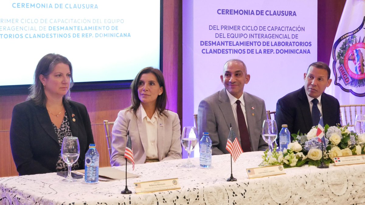 La <a href="/EmbajadaUSAenRD/">EmbajadaUSAenRD</a> Leah Francis Campos, visitó la <a href="/DNCDRD/">Dirección Nacional de Control de Drogas</a> a la clausura  delcurso Desmantelamiento de Laboratorios Clandestinos. Es primera vez que un embajador de EEUU visita la sede de la DNCD.
La misma se realiza a pocas del anuncio del cierre de la Oficina de la DEA