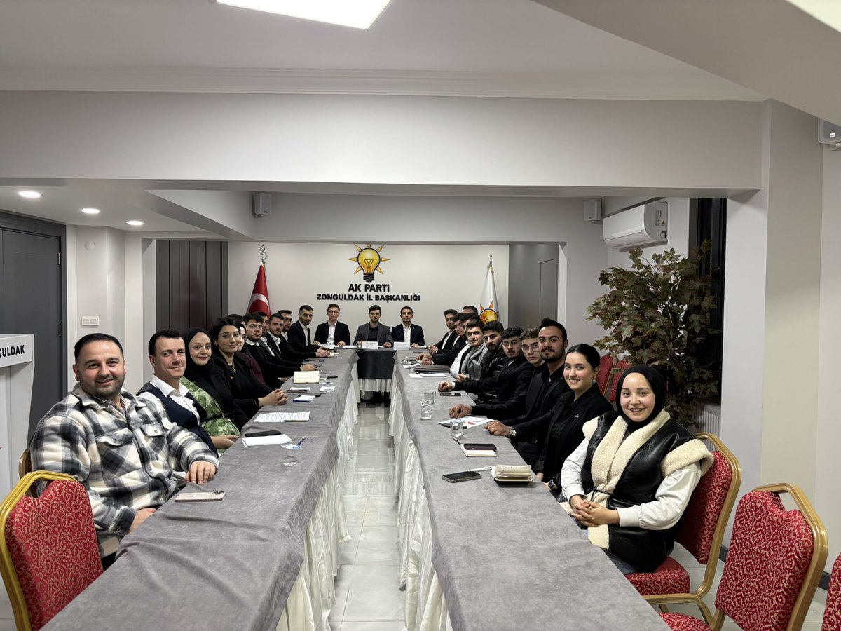 İl Gençlik Kolları Başkanımız Feyyaz Öz başkanlığında, aylık olağan İlçe Başkanları Toplantımızı gerçekleştirdik.

Toplantımıza katılım sağlayan yürütme kurulu üyelerimiz, sorumluluk alanlarına ilişkin güncel çalışmalar ve planlamalar hakkında bilgilendirmelerde bulundu. İlçe