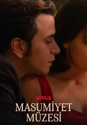 Masumiyet Müzesi’nde Füsun’un nişan davetiyesini görünce yıkılması kıskançlık değil; “belki değişir” umudunun çöküşü. İnsan sevdiği için değil, ihtimale tutunduğu için kalır. Gerçek gelince acıtan şey ihanet değil, kendi kendine kurduğun hikâyenin dağılmasıdır.