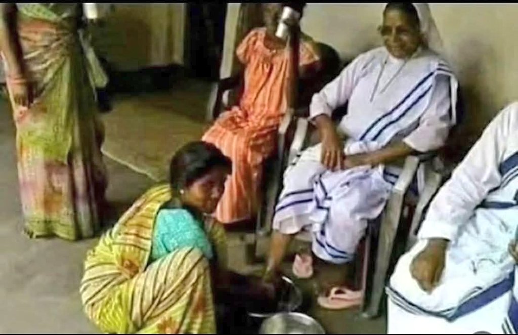 मिशनरी नन दलितों को ब्राह्मणवाद से बचने की ट्रेनिंग देती हुई 😑