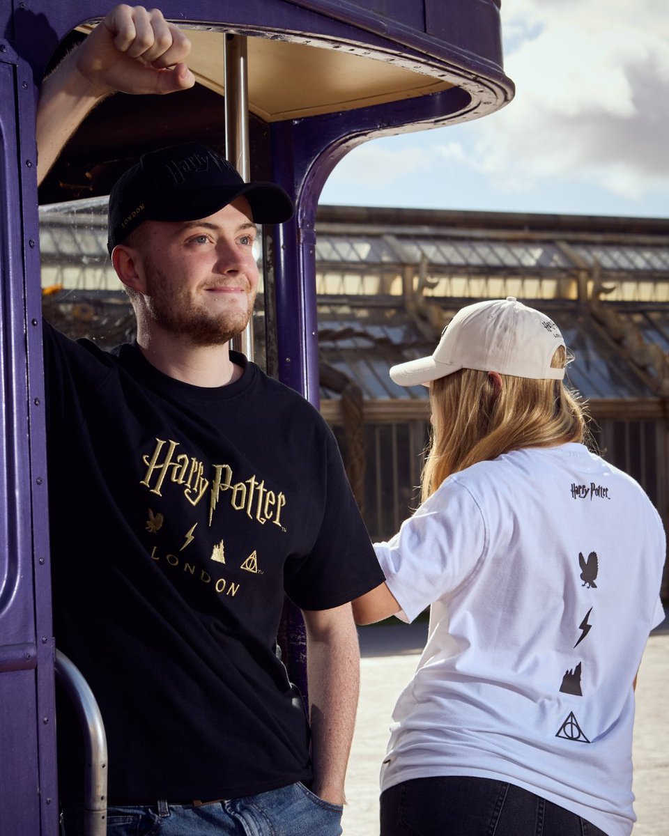 harrypottershop's tweet image. London called and we answered 📞

Our exclusive Black &amp;amp; Gold collection has arrived at the Harry Potter Shop King’s Cross and @wbtourlondon. Available in-store only.

#HarryPotter #NewRange #London