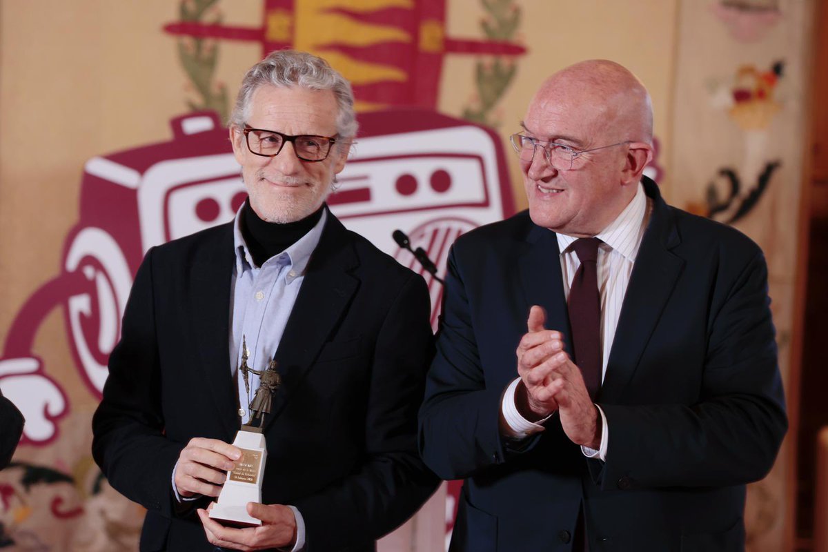 apv_valladolid's tweet photo. Contar historias, narrar momentos épicos. Los tres #periodistas informaban con el objetivo de entretener y siempre dispuestos a aprender. Ahora son oyentes y espectadores y siempre comunicadores.  FELIZ #DíaMundialdelaRadio 📻🎙️ https://t.co/YsQOWjJLzY