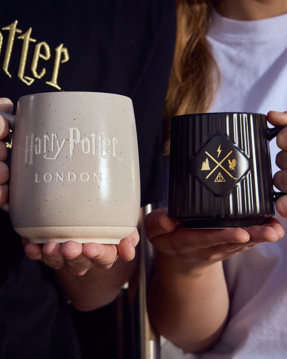 harrypottershop's tweet image. London called and we answered 📞

Our exclusive Black &amp;amp; Gold collection has arrived at the Harry Potter Shop King’s Cross and @wbtourlondon. Available in-store only.

#HarryPotter #NewRange #London