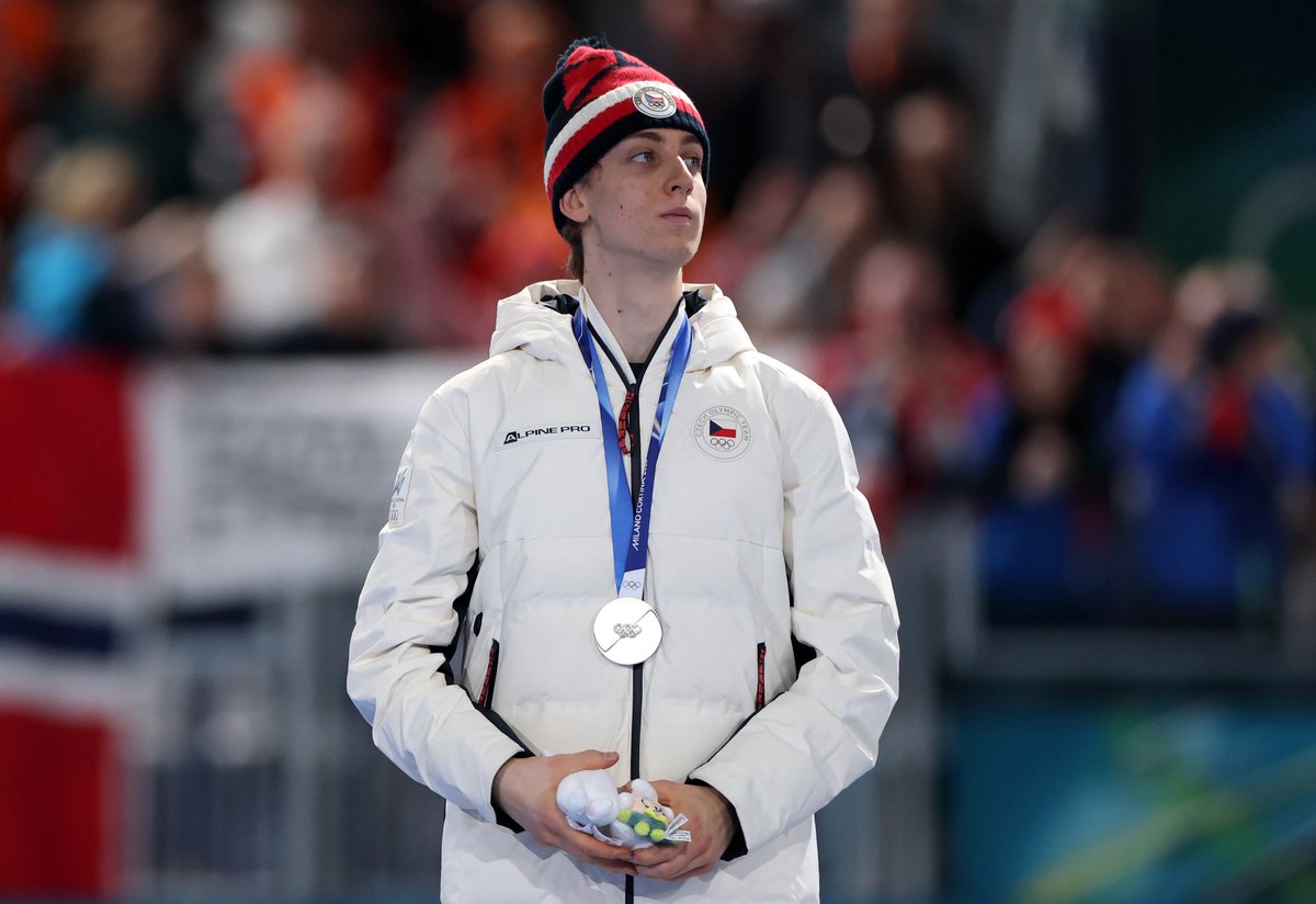 giochiolimpici's tweet photo. From silver to gold in a matter of days.

Metodej Jilek goes 🥈 in the 5000m and 🥇 in the 10000m (Men’s Speed Skating).

19 years old.
Olympic debut.
No pressure at all.

#MilanoCortina2026 #Olympics #SpeedSkating https://t.co/OYtvSR6Ey3