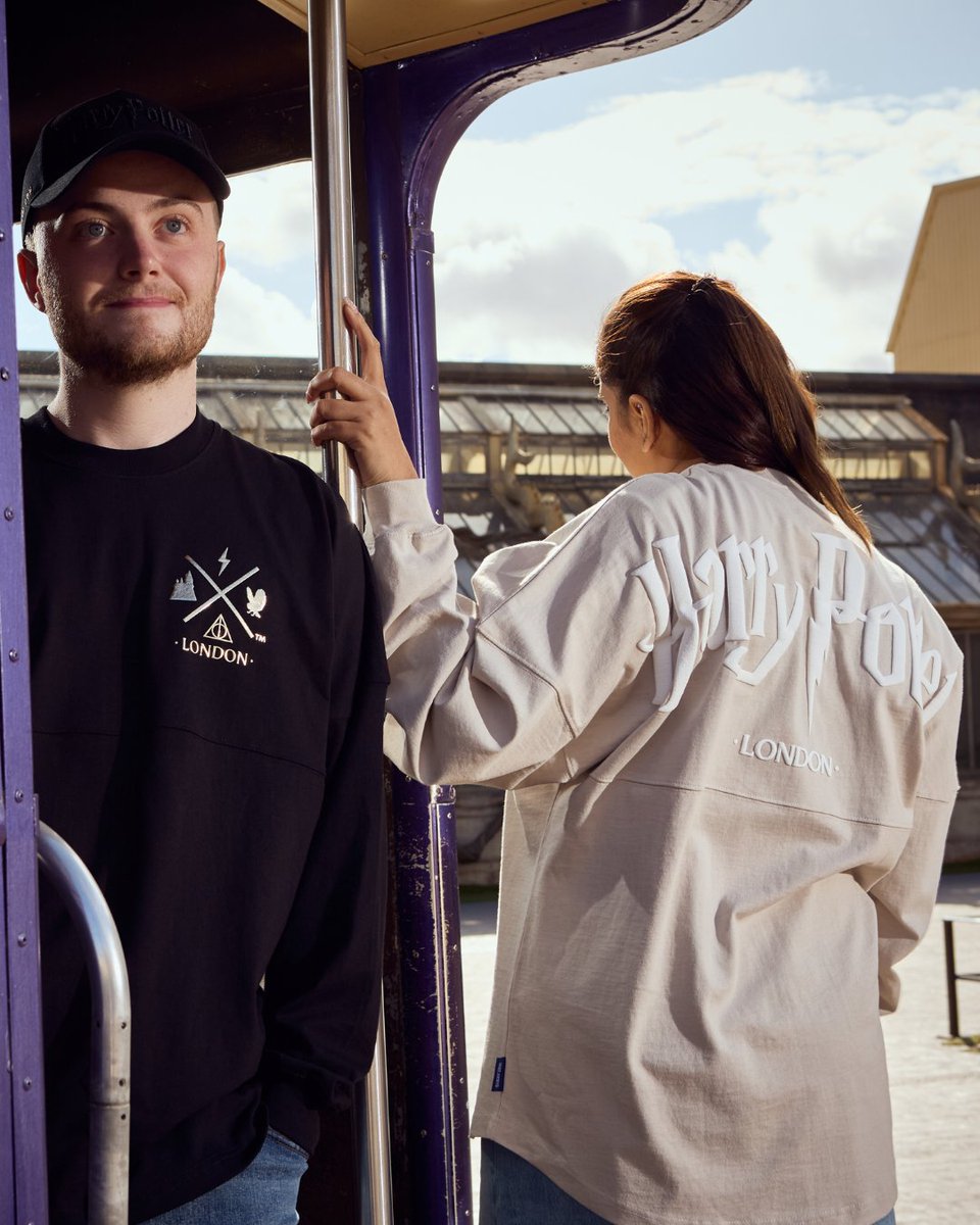 harrypottershop's tweet image. London called and we answered 📞

Our exclusive Black &amp;amp; Gold collection has arrived at the Harry Potter Shop King’s Cross and @wbtourlondon. Available in-store only.

#HarryPotter #NewRange #London