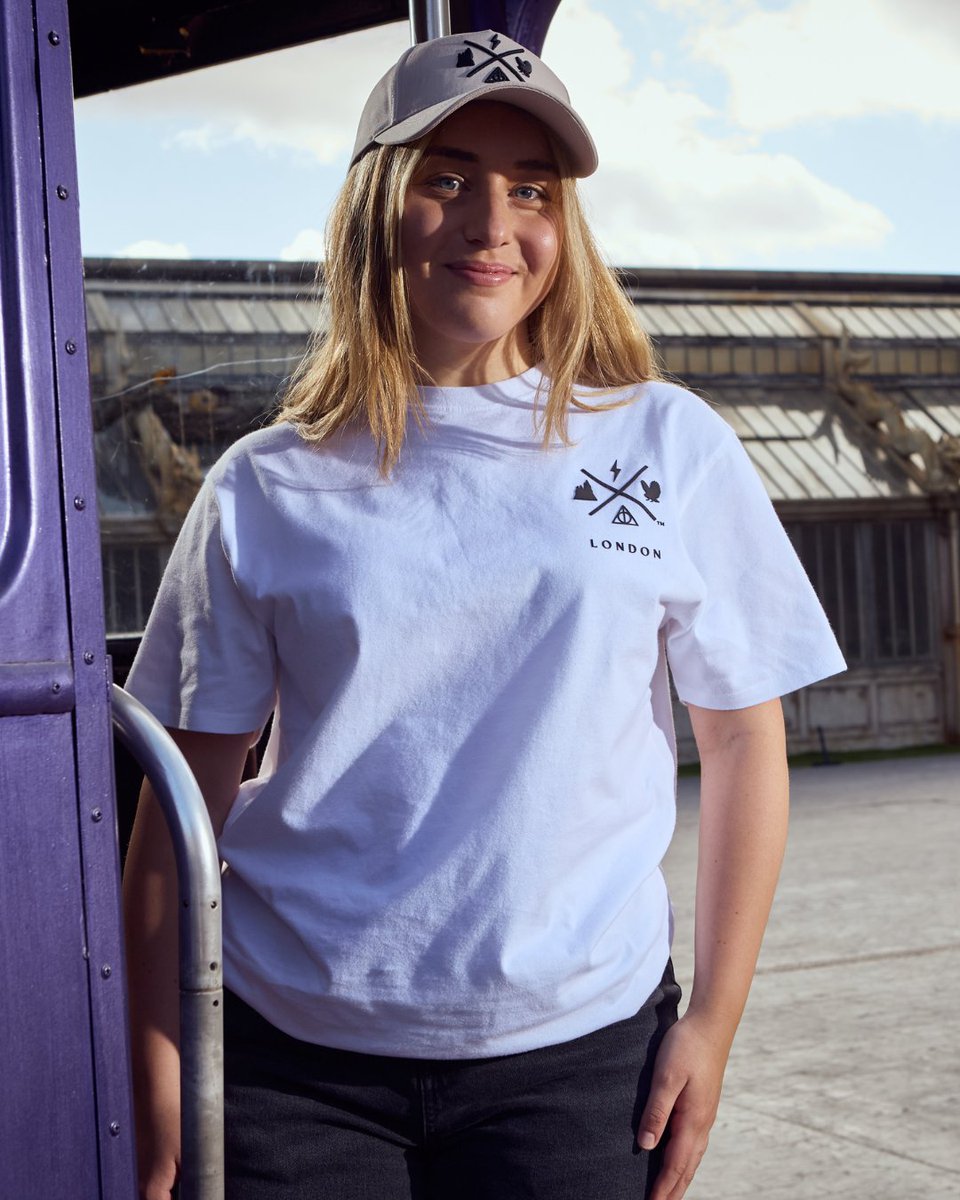 harrypottershop's tweet image. London called and we answered 📞

Our exclusive Black &amp;amp; Gold collection has arrived at the Harry Potter Shop King’s Cross and @wbtourlondon. Available in-store only.

#HarryPotter #NewRange #London