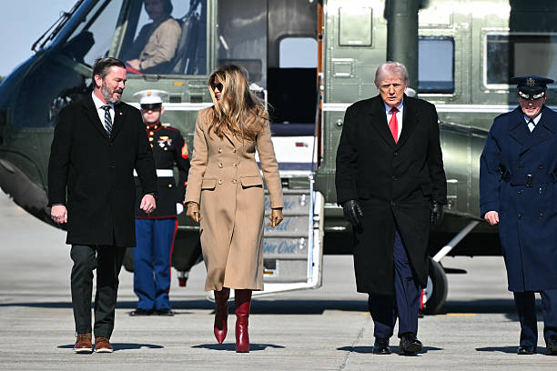 OnlyMelaniaTR's tweet image. US President Donald Trump and First Lady Melania Trump make their way from Marine One to board Air Force One before departing from Joint Base Andrews in Maryland ❤️✊

#OnlyMelania #MelaniaTrump #FirstLady #FLOTUS #DonaldTrump