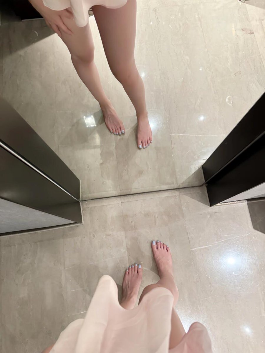 Denis662's tweet photo. 第一次做脚指甲，分享一下🤣 https://t.co/NwSYN049eX