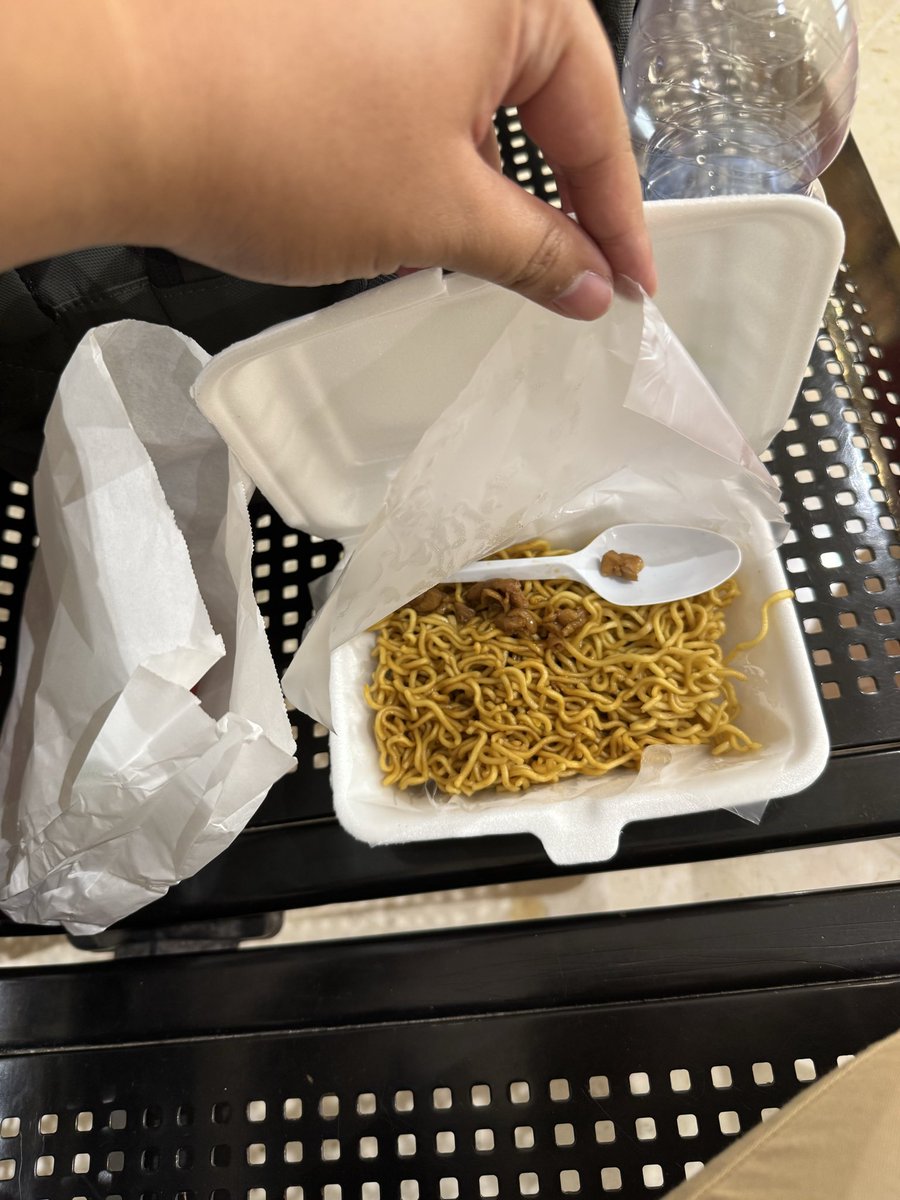 lonnardi's tweet photo. Makan Delay Gratis dari Batik Air tercinta 😘🥰 (delaynya 3 jam bangsat) https://t.co/fx8r2j3fzE