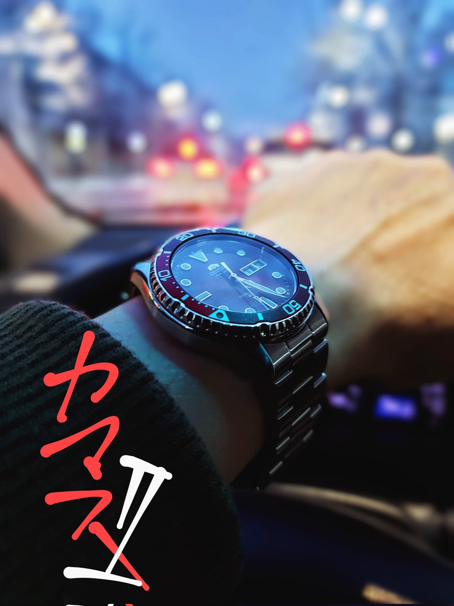 landashing's tweet image. まるで何度観ても飽きない名作映画のように、このオリエントも「これでこそあるべき」完璧な調和を成している。ワインレッドのグラデーションダイヤル、シャンパンゴールドの針とインデックス、精緻な浮き彫りロゴ、日本製オリジナルムーブメント……余計なものはなく、惜しいところもない。
#カマス2