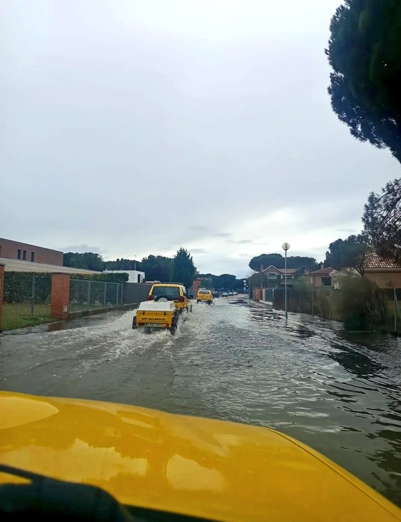 apcvalladolid's tweet photo. Seguimos trabajando en distintos puntos de Aldeamayor de San Martín (#Valladolid).

Desplazamos y desplegamos nuestros medios materiales para labores de achique y contención de agua. https://t.co/AH0UuZOSyC