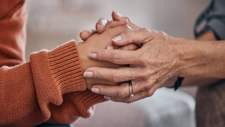 hdebonnevolonte's tweet image. Imaginez : votre mère, âgée, fragile, dépressive après une perte, murmure un jour "je n'en peux plus". Un médecin, en 15 jours max, valide. 48 heures de "réflexion".

Vous, sa fille, son fils, tentez de la dissuader, de lui remonter le moral ? 
2 ans de prison ferme et 30 000 €…