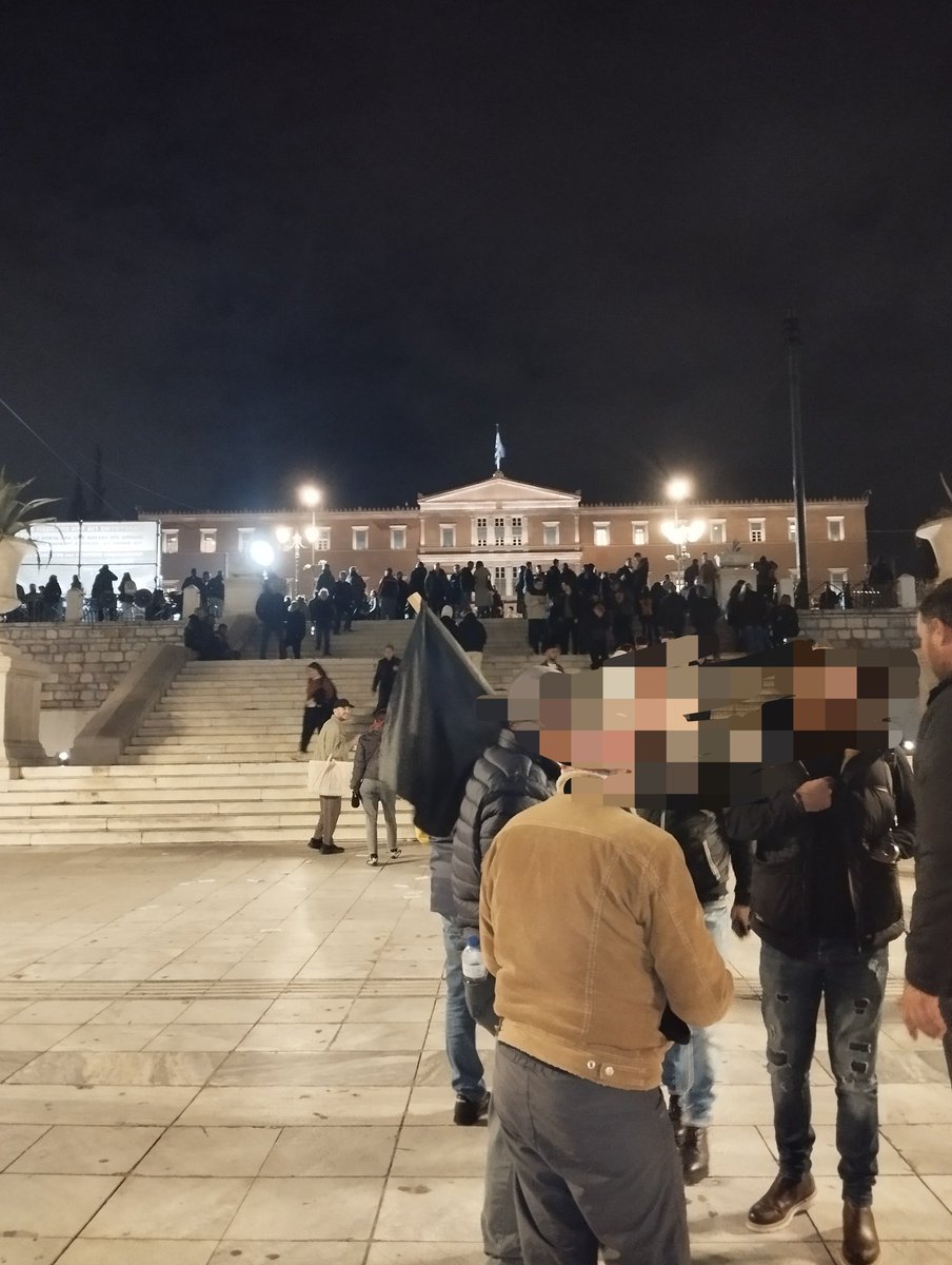 Οι αγρότες με μαύρες σημαίες στο Σύνταγμα.
Με την φτωχή αγροτιά ενάντια σε Κράτος και Κεφάλαιο 
#Αγροτες_13_Φλεβαρη #antireport