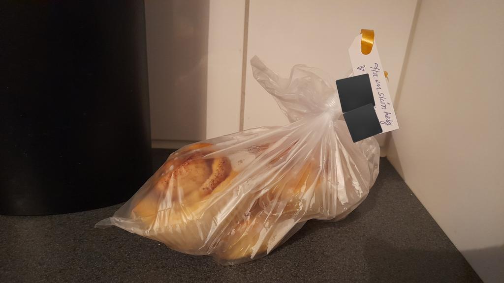 SwedishGamester's tweet image. When I got #home from work I found a nice little #surprise; a little bag with freshly baked #kanelbullar was hanging from the doorhandle! It's a sweet little #gift from my upstairs #neighbors, wishing me a nice #Weekend! 😊
I wanna thank them, but are too #exhausted for it now.