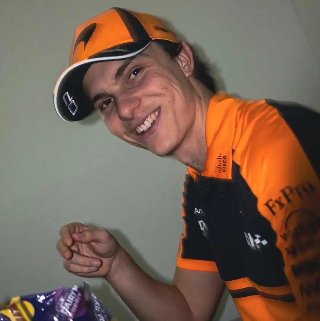 niightpoets's tweet image. fuera de joda qué difícil debe ser ser piastrista que odia a lando sabiendo que oscar es el gordo fan de él y landista que odia a oscar sabiendo que se van a tener que bancar a lando hablando maravillas de él y subiendo fotos como estas a ig