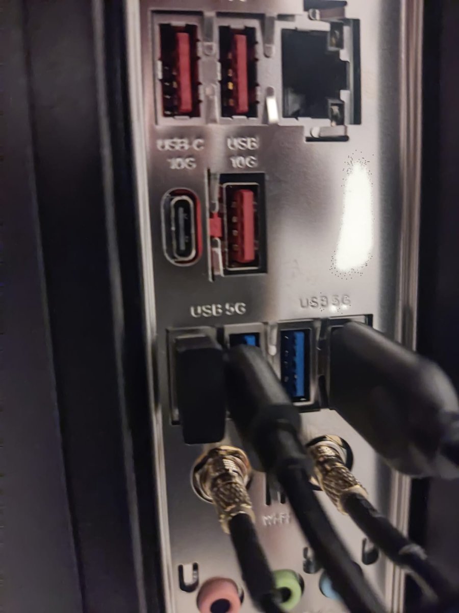 wisepds's tweet image. Aquí estoy al teléfono explicando a un funcionario como se conecta un altavoz usb... con absoluta diferencia el colectivo más inútil que conozco... no el medico / bombero, etc.. el de oficina interna tipo juzgado, hacienda, etc...  Sois unos putos inútiles.. esta mujer me va a…