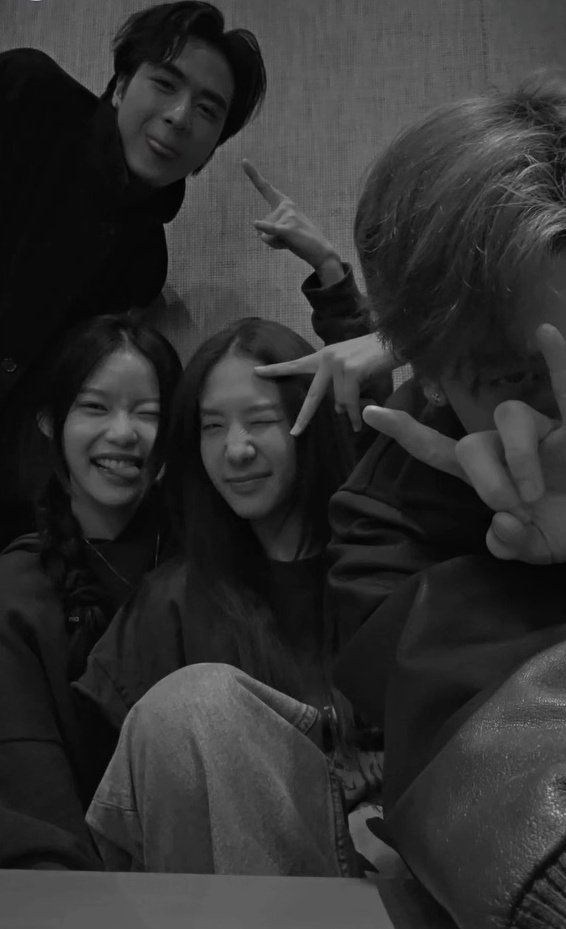 เอาดีๆๆ ตารางพิกซี่บอกวันที่13อัดเพลง 
ใช่เพลงของแก๊งนี้ป่าววว

#เช่เบลโจวิค #PEPSIxเช่เบลโจวิค ใช่มั้ยน้าาา