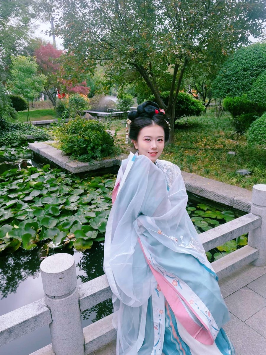 Denis662's tweet photo. 秋风起，莲叶轻摇，一袭浅蓝汉服，仿若误入���南烟雨。 #汉服 #古风摄影 https://t.co/zWEIsAK1c4