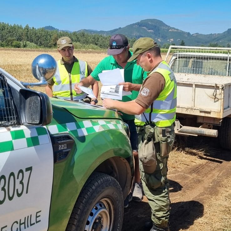 Carab_Maule's tweet photo. En #SANCLEMENTE,Carabineros del Retén #LasLomas continúa con la prevención de los Incendios Forestales en la zona norte del área; quienes se entrevistaron con los vecinos, instando a no prender fuego ni arrojar fósforos prendidos en bosques,pastizales o matorrales. https://t.co/o221sWbu4k