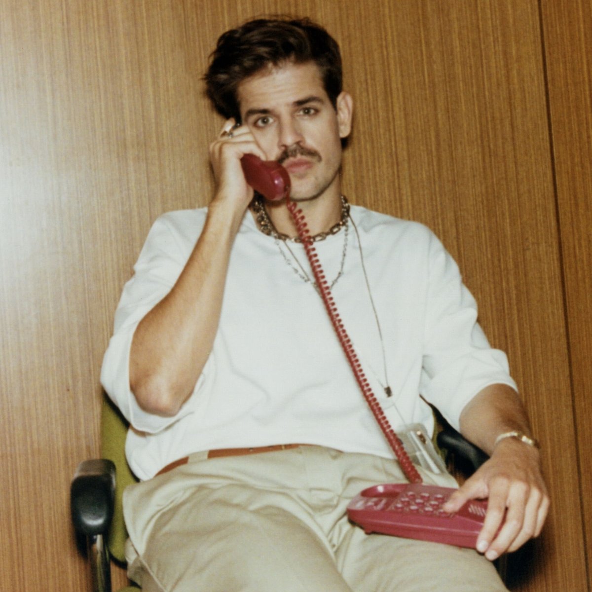 🎤Taco Hemingway pod lupą GIF.
Sprawa dotyczy utworu „Zakochałem się pod apteką”, w którym kilkukrotnie pojawia się nazwa leku Solpadeine. Główny Inspektorat Farmaceutyczny uznał, że może to stanowić niedozwoloną reklamę.

Producent leku poinformował, że nie wyraził zgody na