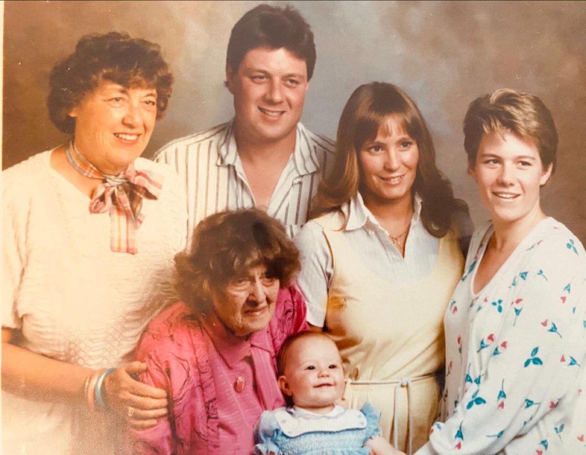 maryanne_pope's tweet image. 💫Flashback Friday 
Ahhhh family 😊 Four generations!
I love finding old photos.

#flashbackfriday #fourgenerations #family #nostalgia
