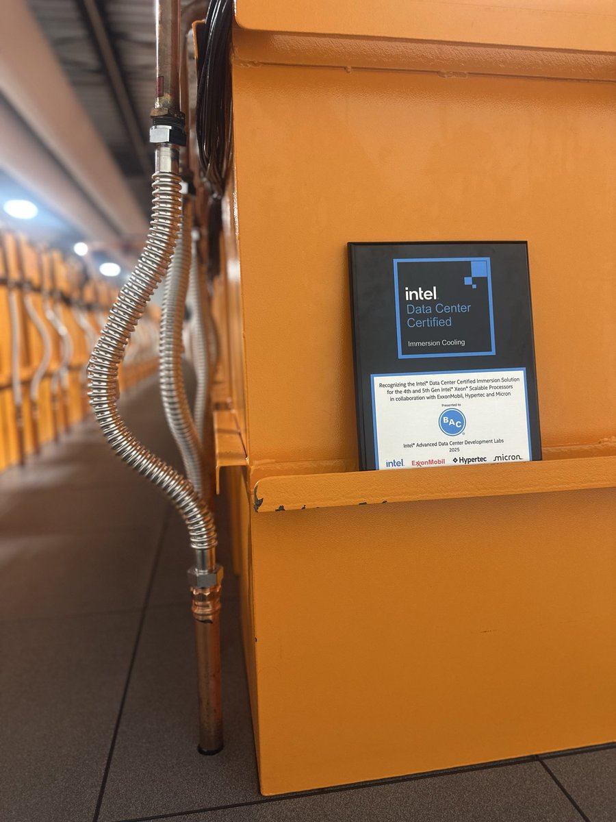 Datacenterdolls's tweet photo. Moving #immersioncooling forward through these collaborations 🌎 #intel Data Center Certified ✅ in participation with #hypertec #micron #exxonmobil #bac https://t.co/gMqJZs4g9H