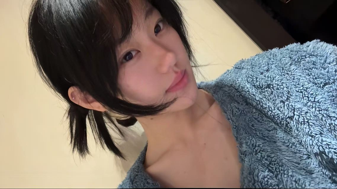 【骚货自曝】刘子怡，18岁的学生妹就喜欢看射屏，私信返射屏有裸照惊喜！身材一级非常嫩！