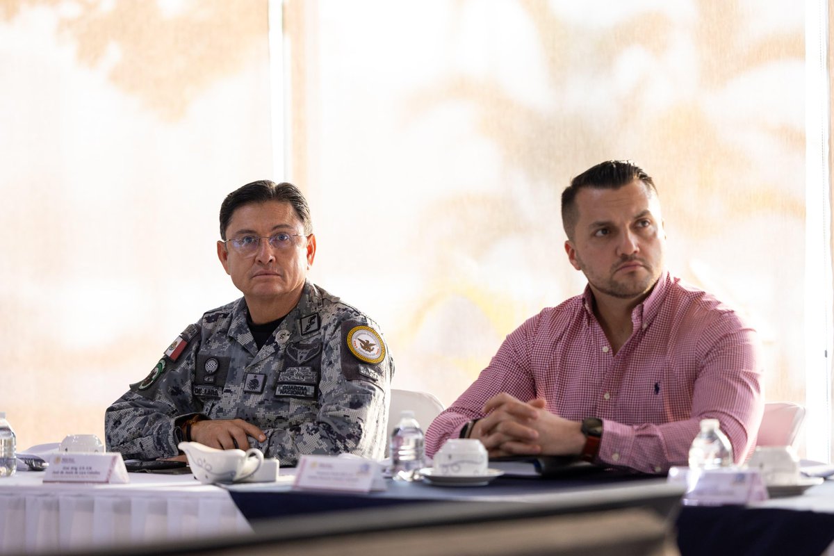 ¡La reinserción social es clave para la recuperación de la paz! 

En la reunión de hoy de la Mesa de Coordinación Estatal para la Construcción de Paz, que llevamos a cabo en las instalaciones de la 6ta Región Naval en Manzanillo, el Capitán Juan Pablo Velázquez López, director