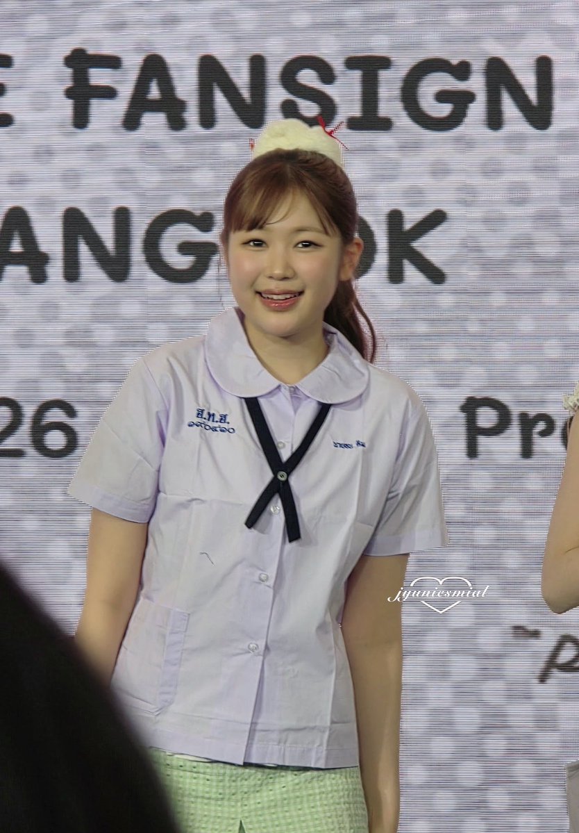 ❤︎ เยอน น่าร้าก เล่นกล้องเราบ่อยมากมาก ๆ แล้วน่ารักจริง ฉามขวบไม่เกินนี้้มเป็นคนแรกที่คุยด้วยเลย น้องทักทายทุกคนน่ารักมาก ยิ้มตาสระ ิ น้องทักแบบ อันยองฮาเซโย~ แล้วยิ้มตาปิดทุกคนเลยซึ่งเราฟินมาก ㅠㅠ 。◕‿◕ 。

#예온 #YEON 
#Hearts2Hearts_FOCUS_inBKK
#Hearts2Hearts #하츠투하츠