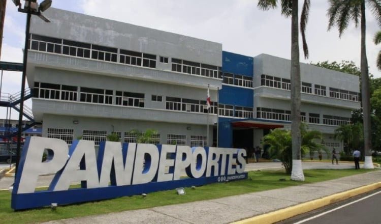 #LoÚltimo | Médicos de Pandeportes interponen denuncia ante ANTAI contra jefa de Recursos Humanos, Gina T. Robletto Sarmiento, por la presunta comisión de faltas graves a la ética pública, al mantener contratada a una persona condenada a 72 meses de prisión por tráfico de drogas.