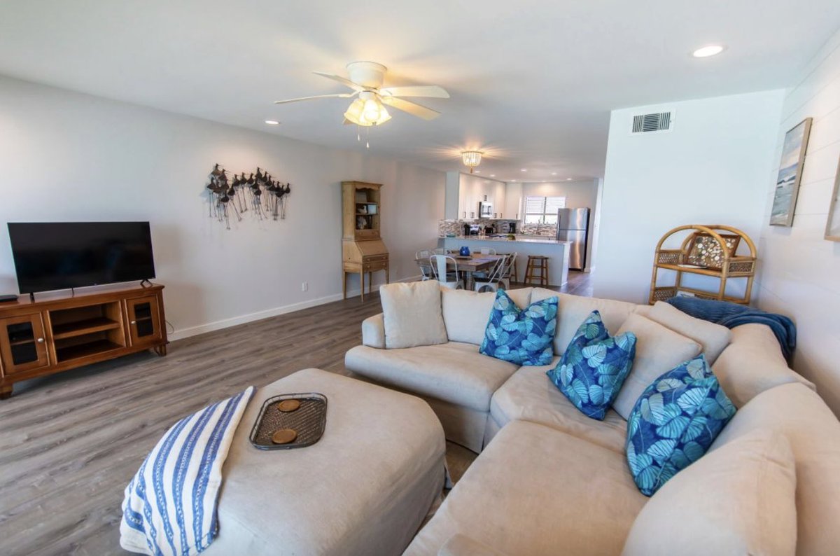 Five-Star Friday! ⭐⭐⭐⭐⭐ "We have found it. Blue Mountain Condo 22 was our FAVORITE spot to spend a 30A vacation. We cannot wait to come back and spend more time here again!"

beautifulbeach.com/vacation-renta…

#sowal #beautifulbeach #30A #BlueMountainBeach