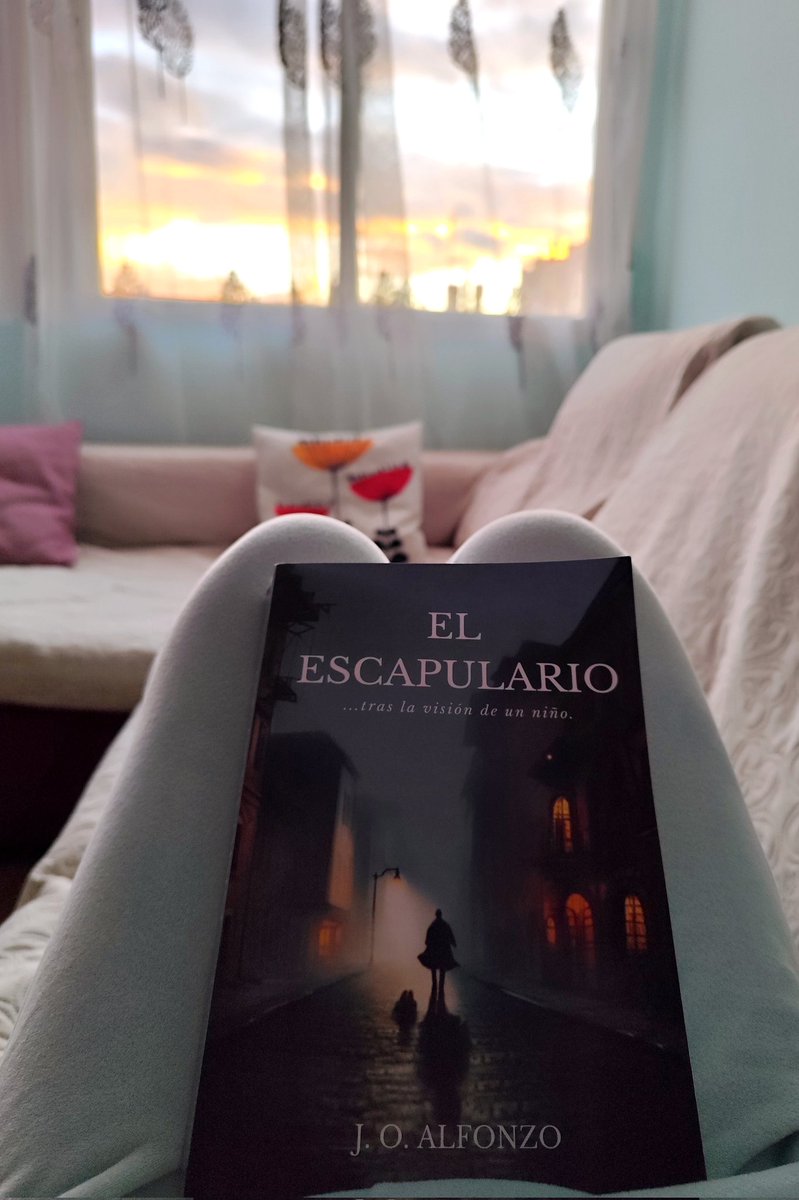 .
Miren lo que tengo aquí, un libro 📕 muy interesante q estoy x empezar a leer. 
Gracias a nuestro amigo <a href="/JoseOrlandoAlfo/">Jose Orlando Alfonzo</a> , vamos a léerlo...✨
#ElEscapulario 👇🏻🤜🏻🤛🏻👓❣️
