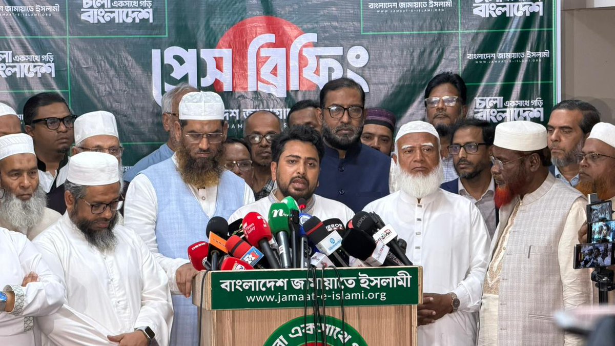 BJI_Official's tweet photo. নির্বাচন পরবর্তী ১১ দলীয় ঐক্যজোটের জরুরি বৈঠক অনুষ্ঠিত

সারাদেশে ১১ দলীয় নেতাকর্মী ও ভোটারদের ওপর হামলা ও বাড়িতে আগুন দেয়ার মতো ফ্যাসিবাদী কার্যক্রম বন্ধ না করলে কঠোর সিদ্ধান্ত

আজ ১৩ ফেব্রুয়ারি শুক্রবার রাত ৮টায় বাংলাদেশ জামায়াতে ইসলামীর কেন্দ্রীয় কার্যালয়ে আমীরে জামায়াত ডা. শফিকুর রহমানের সভাপতিত্বে ১১ দলীয় ঐক্যের এক বৈঠক অনুষ্ঠিত হয়েছে। 

বৈঠকে গত ১২ ফেব্রুয়ারি অনুষ্ঠিত ত্রয়োদশ জাতীয় সংসদ নির্বাচনের ফলাফল ও নির্বাচন পরবর্তী অবস্থা পর্যালোচনা সহ ভবিষ্যৎ করণীয় নিয়ে বিস্তারিত আলোচনা করেন উপস্থিত জাতীয় নেতৃবৃন্দ। 

এছাড়াও বৈঠকে নির্বাচনে আপত্তির বিষয়গুলোর মধ্যে, ভোট কারচুপি, নির্বাচনী এজেন্টদের কেন্দ্রে প্রবেশে বাধা ও বের করে দেয়াসহ বিভিন্ন অনিয়ম নিয়ে আলোচনা হয়। সারা দেশে ১১ দলীয় নেতাকর্মী ও ভোটারদের ওপর হামলা ও বাড়িতে আগুন দেয়ার মতো ফ্যাসিবাদী কার্যক্রমের বিষয়ে আলোচনা ও নিন্দা জানানো হয় এবং এসব বন্ধের দাবি জানানো হয়। আর তা না হলে কঠোর সিদ্ধান্ত নেয়ার বিষয়ে ঐকমত্য হন নেতারা। 

বিভিন্ন জায়গায় রেজাল্ট শিটে ঘষামাজা করা, কারচুপি করে প্রতিদ্বন্দ্বী প্রার্থীদের বিজয়ী করা, কিছু আসনে দ্বৈত নীতি গ্রহণ, সেন্টার দখল, ঢাকা-১৩, খুলনা-৫ আসনসহ যেসব স্থানে অন্যায় করা হয়েছে সেসব আসনে প্রতিকার চাওয়ার সিদ্ধান্ত হয়েছে বৈঠকে। সুনির্দিষ্ট সময়ে প্রতিকার না পেলে নতুন করে সিদ্ধান্ত নেয়া হবে। দেশে শান্তিশৃঙ্খলা ও ঐক্যবদ্ধ বাংলাদেশর পক্ষে থাকবে ১১ দলীয় ঐক্য। ফ্যাসিবাদের বিষয়ে আপসহীন থাকবে ১১ দলীয় ঐক্য।

বৈঠকে আরও আলোচনা হয় যে, দেশে পুরানো ধারার কালো অধ্যায়ের রাজনীতি আর নয় নতুন ধারার সুস্থ রাজনীতির পক্ষে থাকবে ১১ দলীয় জোট। নির্বাচনের আগের প্রতিশ্রুতি অব্যাহত থাকবে। নারীদের অধিকার ও নিরাপত্তার জন্য লড়াই চালিয়ে যাওয়া হবে এবং কোনো ছাড় দেয়া হবে না। কোনো দল নয় আপামর জনগণের পক্ষে অবস্থান নেয়া হবে। সকল অপকর্ম দ্রুতই বন্ধের দাবিসহ তীব্র নিন্দা জানানো হয়। একই সঙ্গে এসবের প্রতিকার দাবি করা হয়।

বাংলাদেশ নির্বাচন কমিশনের আরপিওতে যেটির সুযোগ নেই এমন ঋণখেলাপি অবস্থায় নির্বাচিত ঘোষণা করা প্রার্থীদের ফলাফল স্থগিত রাখার দাবি জানানো হয় নির্বাচন কমিশনের প্রতি। আরপিওর লঙ্ঘন ১১ দলীয় ঐক্য মানবে না। গণভোটে হ্যাঁ এর পক্ষে যে রায় এসেছে তা বাস্তবায়ন করতে হবে। 

এতে উপস্থিত ছিলেন বাংলাদেশ জামায়াতে ইসলামীর নায়েবে আমীর ও নব-নির্বাচিত এমপি অধ্যাপক মুজিবুর রহমান, নব-নির্বাচিত এমপি ডা. সৈয়দ আব্দুল্লাহ মো. তাহের, সাবেক এমপি মাওলানা আ.ন.ম শামসুল ইসলাম, সেক্রেটারি জেনারেল সাবেক এমপি মিয়া গোলাম পরওয়ার, সহকারী সেক্রেটারি জেনারেল সাবেক এমপি এএইচএম হামিদুর রহমান আযাদ, মাওলানা আবদুল হালিম, জাতীয় নাগরিক পার্টির (এনসিপি) আহ্বায়ক ও নব-নির্বাচিত এমপি জনাব নাহিদ ইসলাম, বাংলাদেশ খেলাফত মজলিসের আমীর আল্লামা মামুনুল হক, বাংলাদেশ ডেভেলপমেন্ট পার্টির চেয়ারম্যান এডভোকেট আনোয়ারুল ইসলাম চান, লেবার পার্টির চেয়ারম্যান মোস্তাফিজুর রহমান ইরান, জাগপার সহ-সভাপতি জনাব রাশেদ প্রধান, জাতীয় নাগরিক পার্টির নির্বাচন পরিচালনা কমিটির চেয়ারম্যান জনাব আসিফ মাহমুদ সজীব ভূঁইয়া, বাংলাদেশ খেলাফত মজলিসের সিনিয়র নায়েবে আমীর মাওলানা ইউসুফ আশরাফ, লিবারেল ডেমোক্রেটিক পার্টির ভারপ্রাপ্ত মহাসচিব জনাব বিল্লাল হোসেন মিয়াযী, বাংলাদেশ নেজামে ইসলাম পার্টির সিনিয়র নায়েবে আমীর মাওলানা আবদুল মাজেদ আতহারী, খেলাফত মজলিসের যুগ্ম মহাসচিব অধ্যাপক আব্দুল জলিল, আমার বাংলাদেশ পার্টির যুগ্ম সাধারণ সম্পাদক জনাব আলতাফ হোসাইন, জাতীয় নাগরিক পার্টির জাতীয় নির্বাচন পরিচালনা কমিটির সদস্য সচিব মুনিরা শারমীন, বাংলাদেশ খেলাফত মজলিসের যুগ্ম মহাসচিব মাওলানা তোফাজ্জল হোসাইন মিয়াজী, বাংলাদেশ নেজামে ইসলাম পার্টির মহাসচিব মুসা বিন ইযহার, বাংলাদেশ লেবার পার্টির মহাসচিব মিরাজুল ইসলাম ও খেলাফত মজলিসের যুগ্ম মহাসচিব ড. মোস্তাফিজুর রহমান ফয়সাল।

বৈঠক শেষে আমীরে জামায়াত ১১ দলীয় ঐক্যের নেতৃবৃন্দকে সঙ্গে নিয়ে ব্রিফ করেন।