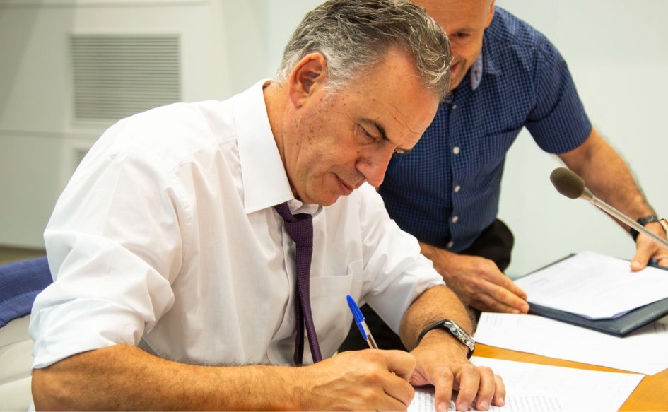 El Gobierno nacional resolvió rescindir el contrato con el astillero Cardama para la construcción de dos buques patrulleros oceánicos destinados a la Armada Nacional.

La decisión fue tomada en el Consejo de Ministros que encabezó el presidente <a href="/OrsiYamandu/">Yamandú Orsi</a> en la Torre Ejecutiva