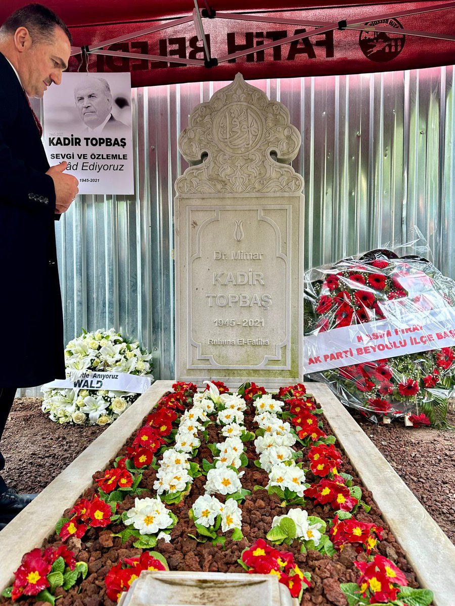 haydaraliyildiz's tweet photo. İstanbul’a adanmış bir ömrün sahibi, eserleriyle şehrin hafızasında silinmez izler bırakan “İstanbul’un Kadir Ağabeyi” merhum Mimar Kadir Topbaş Başkanımızı rahmet, şükran ve minnetle anıyorum.

Bu aziz şehre kazandırdığı her hizmet, ardında bıraktığı her hatıra onun samimiyetinin ve vefasının en güzel nişanesidir.

Rabbim mekânını cennet, makamını âli eylesin.