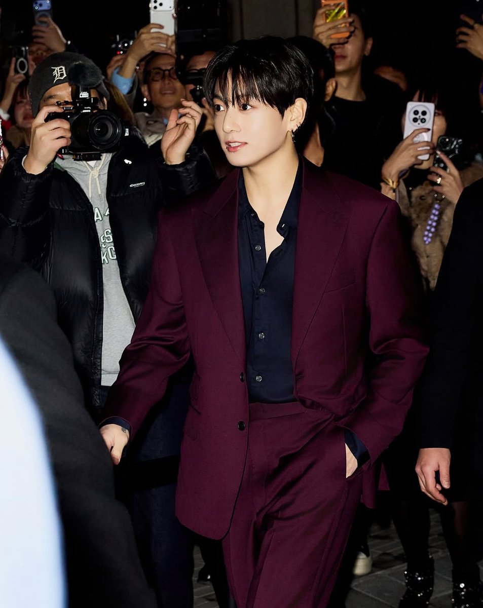 จองกุกหล่อโดดเด่นมาก พึ่งรู้ว่าสูทสีนี้สวยขนาดนี้ จองกุกใส่อะไรก็หล่อ ดูดีไปหมด เเบรนด์ทำงานดี รู้ว่าใส่ชุดสีอะไร ศลป.ถึงจะโดดเด่น ไม่โดนสีอื่นกลบ เป็นมีอาชีพมาก ช่างภาพมีความสามารถจริงๆ นี่เละคนที่สมควรได้ร่วมงานกับจองกุก