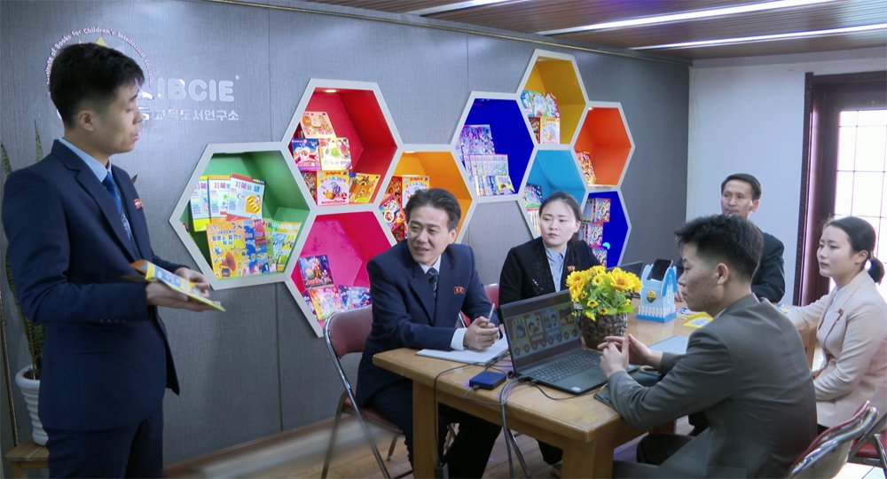 KFAintercomsec's tweet image. Preschool children can read fables using the "Best Friend" 1.0 mobile app.
By tapping on a character on the page, the app reads their dialogue or explanations aloud.
This method helps develop speech and Korean language skills.