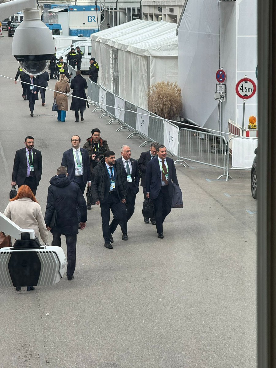 استقبال رسمی از بچه شاه سابق در مونیخ😂
#سطلی_سپاهی 
#جنایت_علیه_بشریت 
#از_دموکراسی_بگو