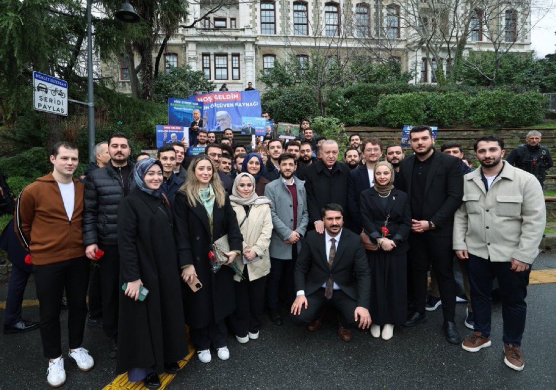 Erdoğan'ın bugün birlikte fotoğraf çekildiği kişilerin Boğaziçi Üniversitesi öğrencisi olmadığı, AK Gençlik üyeleri olduğu ortaya çıktı! Boğaziçi’nde okuyacak gencin AKP’de ne işi var.