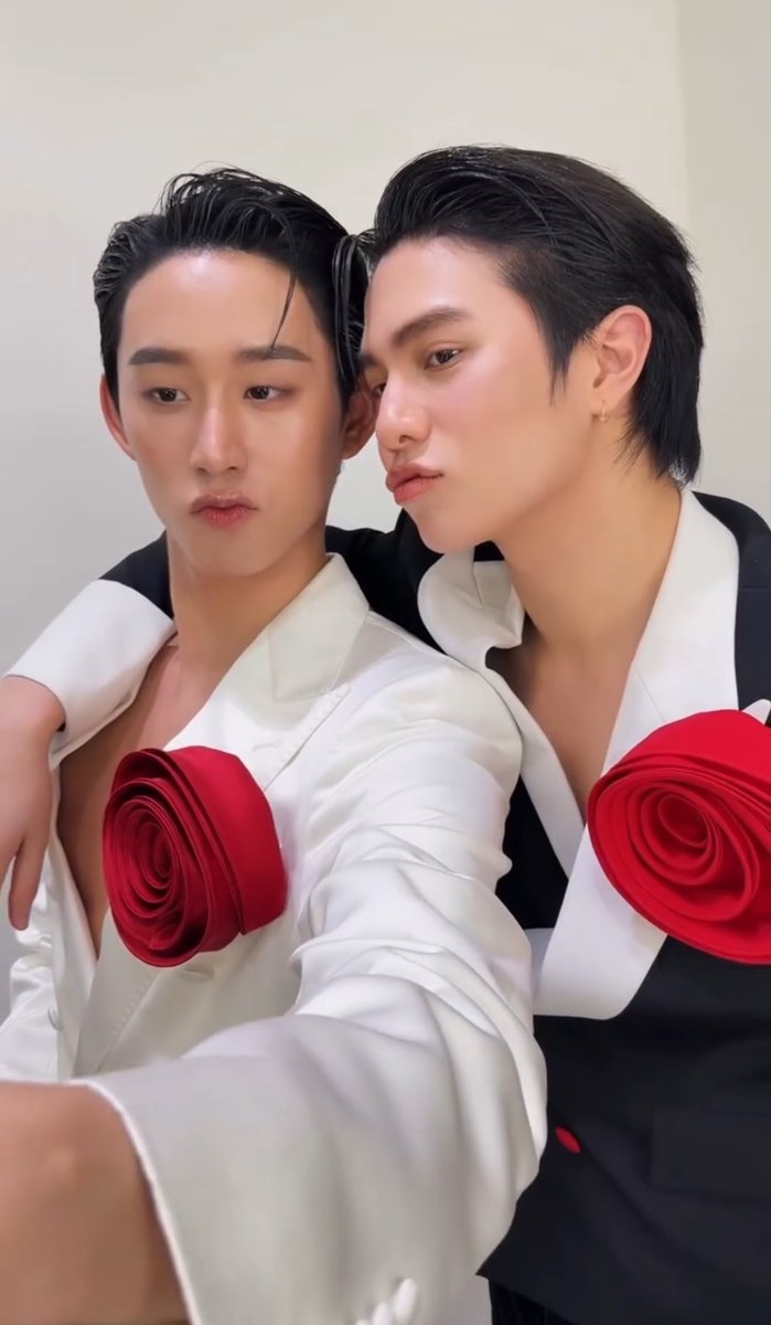 babybside_2's tweet image. พี่อย่าแอบเซลฟี่เก่บไว้ดูสองคนค่ะ55555555555

#WilliamEst